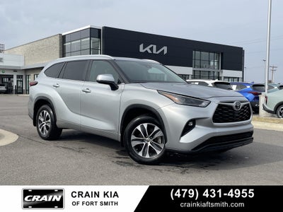 2024 Toyota Highlander LE SUNROOF / CAPT CHAIRS / 3RD ROW