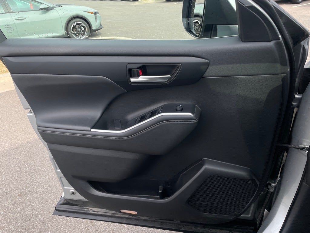 2024 Toyota Highlander LE SUNROOF / CAPT CHAIRS / 3RD ROW
