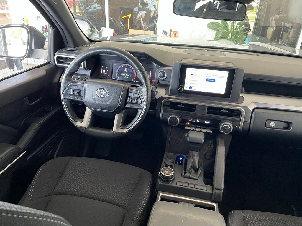 2025 Toyota 4Runner SR5 4X4 / ONE OWNER