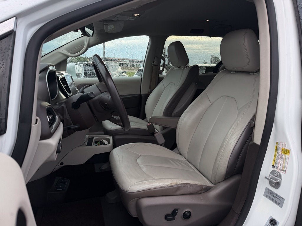 2017 Chrysler Pacifica Touring L *Handicap Accessible