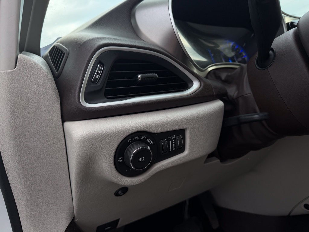 2017 Chrysler Pacifica Touring L *Handicap Accessible