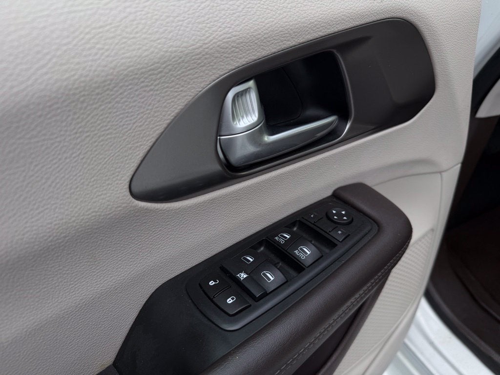 2017 Chrysler Pacifica Touring L *Handicap Accessible