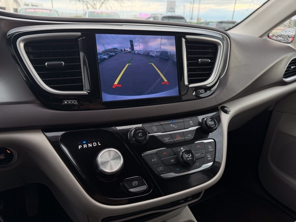 2017 Chrysler Pacifica Touring L *Handicap Accessible