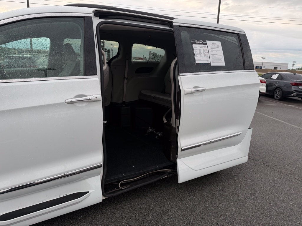 2017 Chrysler Pacifica Touring L *Handicap Accessible