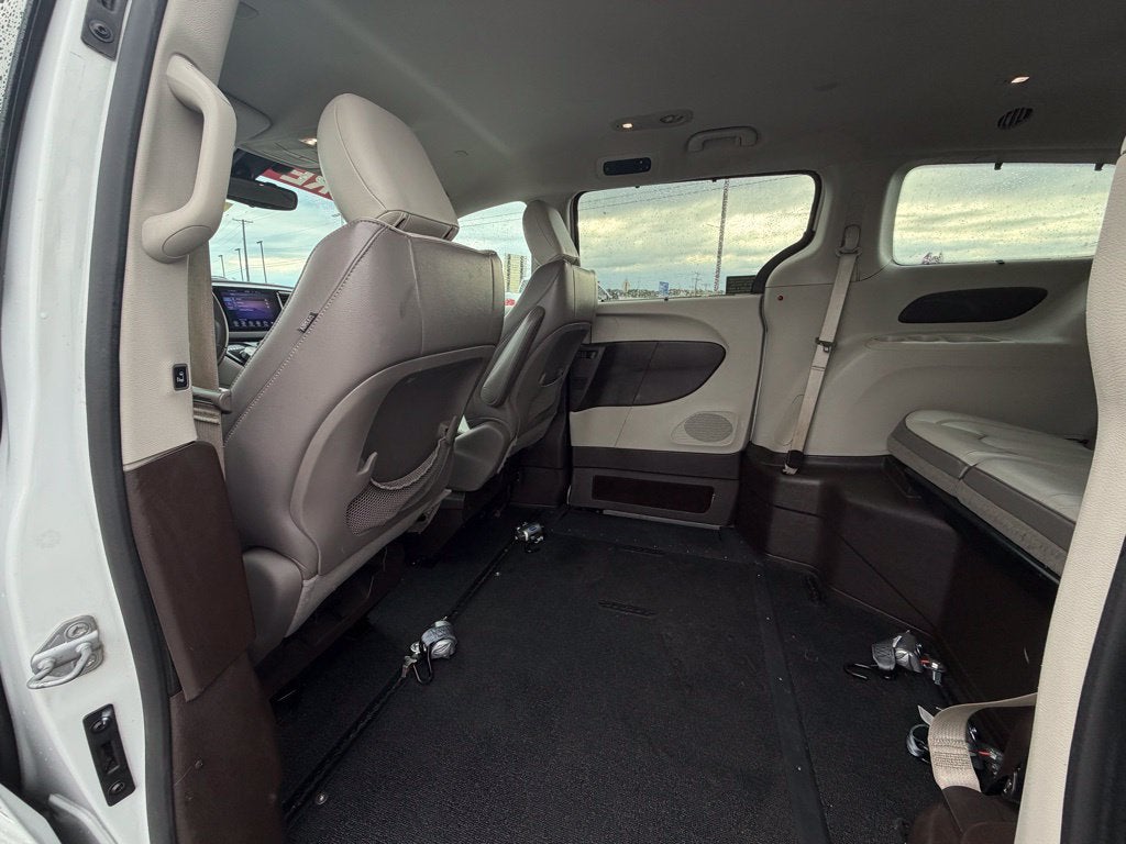 2017 Chrysler Pacifica Touring L *Handicap Accessible