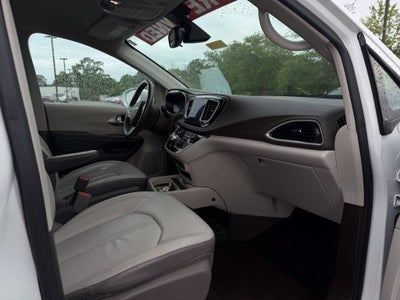 2017 Chrysler Pacifica Touring L *Handicap Accessible