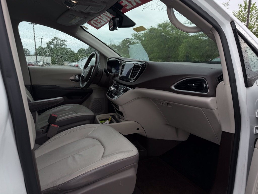 2017 Chrysler Pacifica Touring L *Handicap Accessible