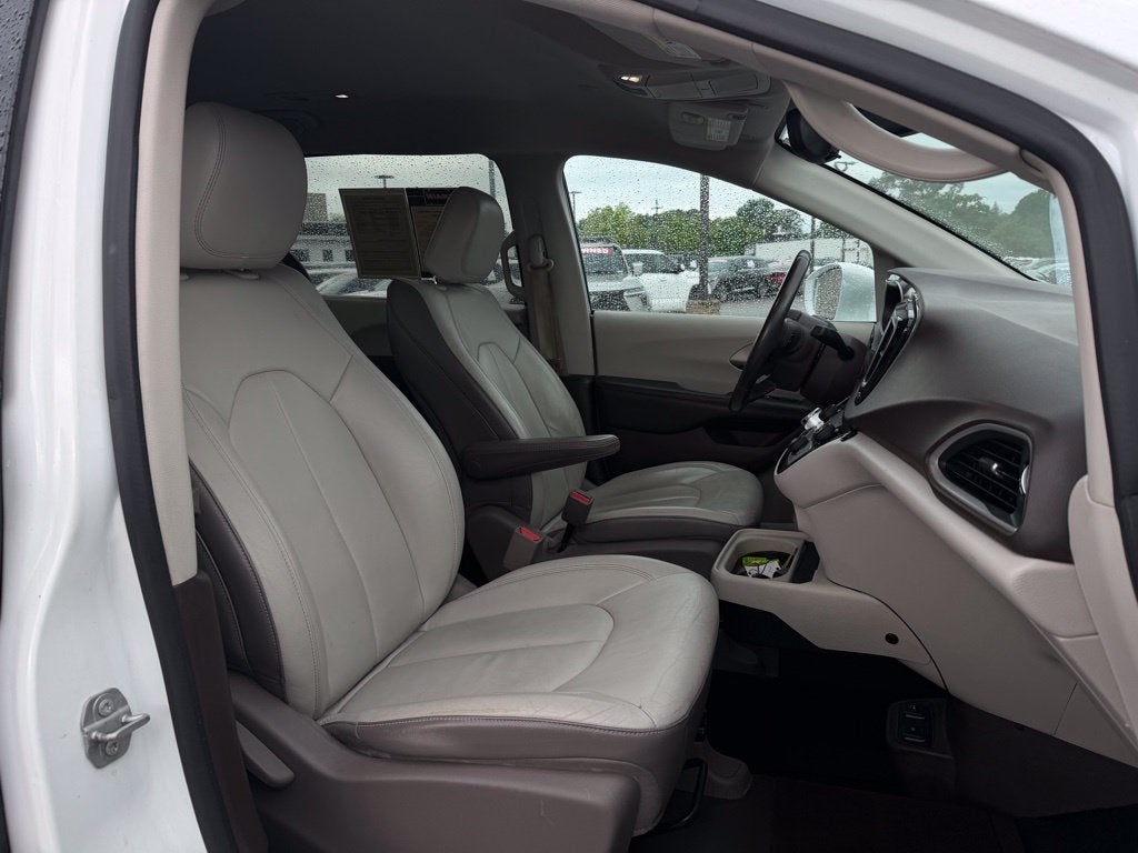 2017 Chrysler Pacifica Touring L *Handicap Accessible