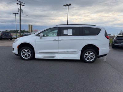 2017 Chrysler Pacifica Touring L *Handicap Accessible