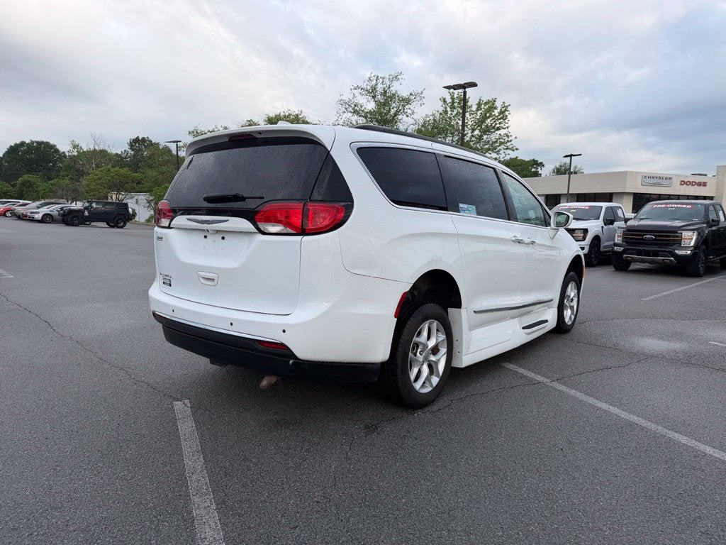 2017 Chrysler Pacifica Touring L *Handicap Accessible