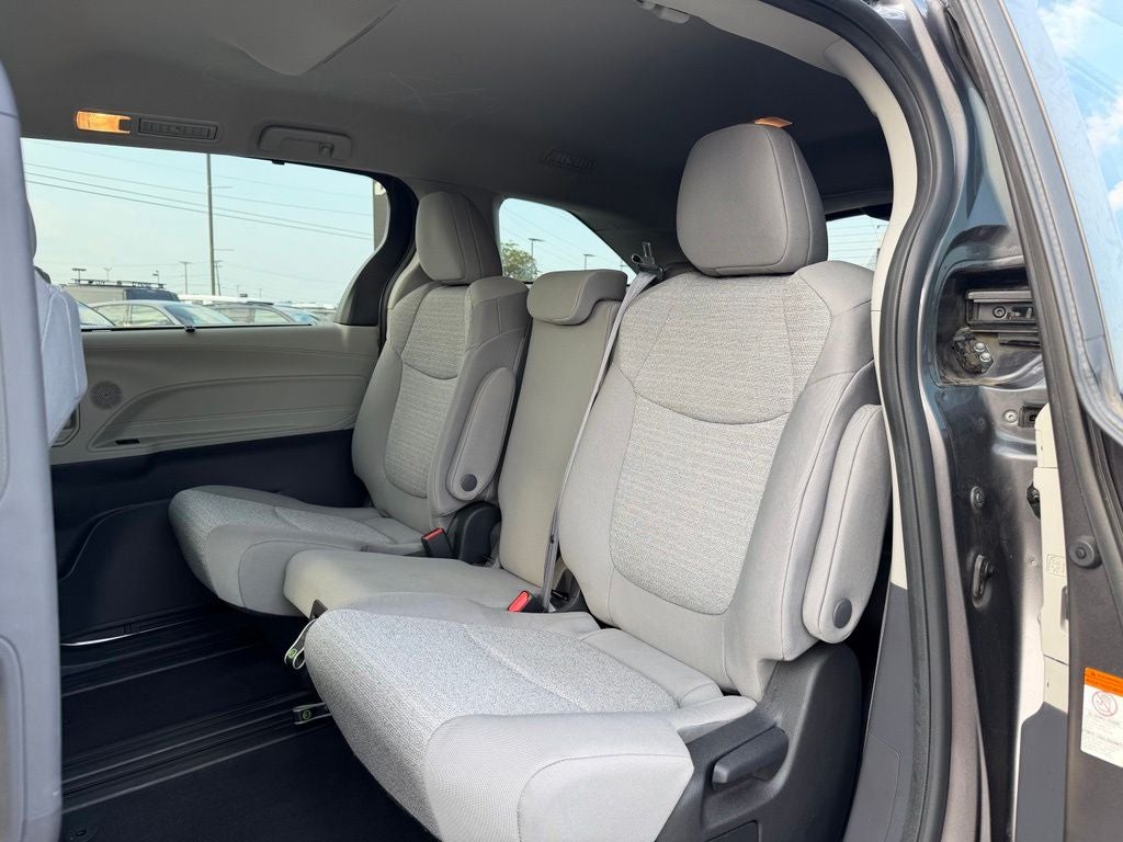 2022 Toyota Sienna LE 8 Passenger