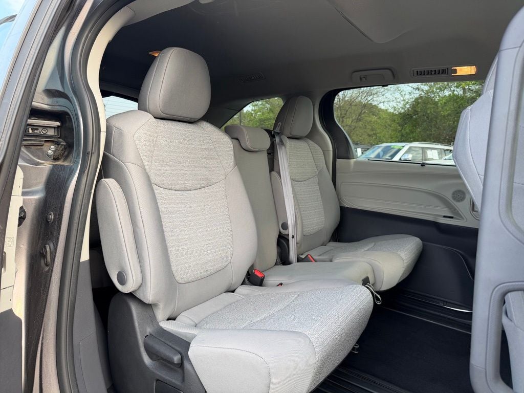 2022 Toyota Sienna LE 8 Passenger