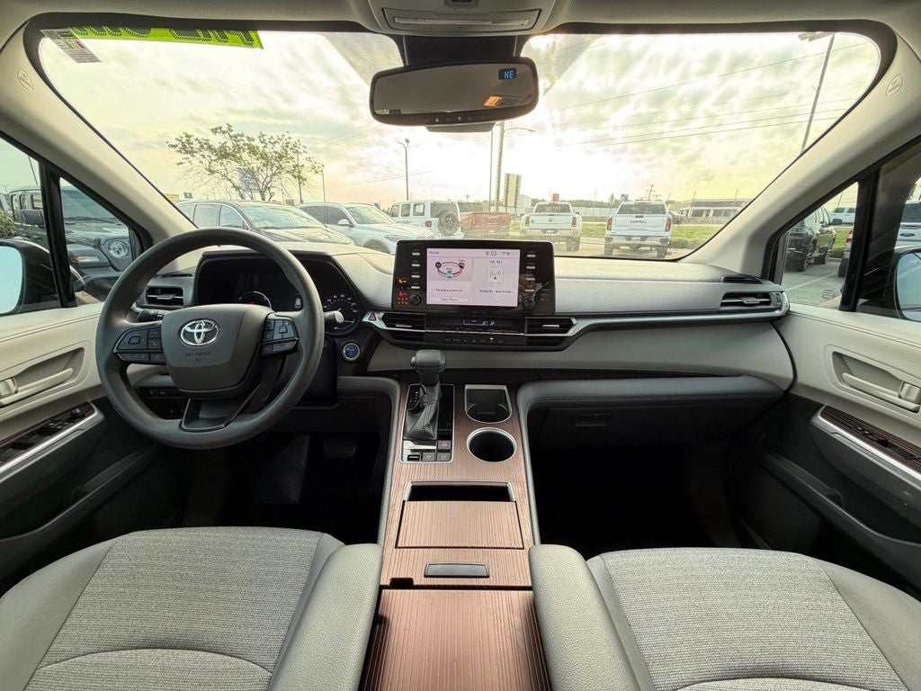 2022 Toyota Sienna LE 8 Passenger