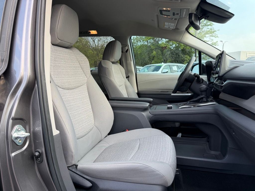2022 Toyota Sienna LE 8 Passenger