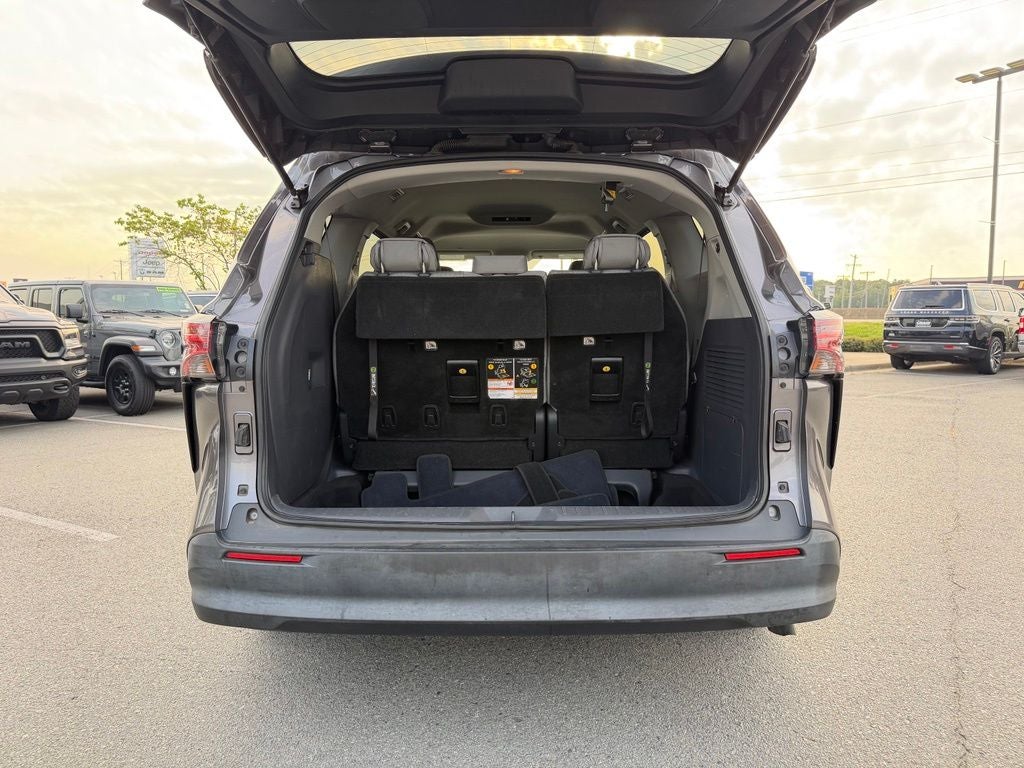 2022 Toyota Sienna LE 8 Passenger