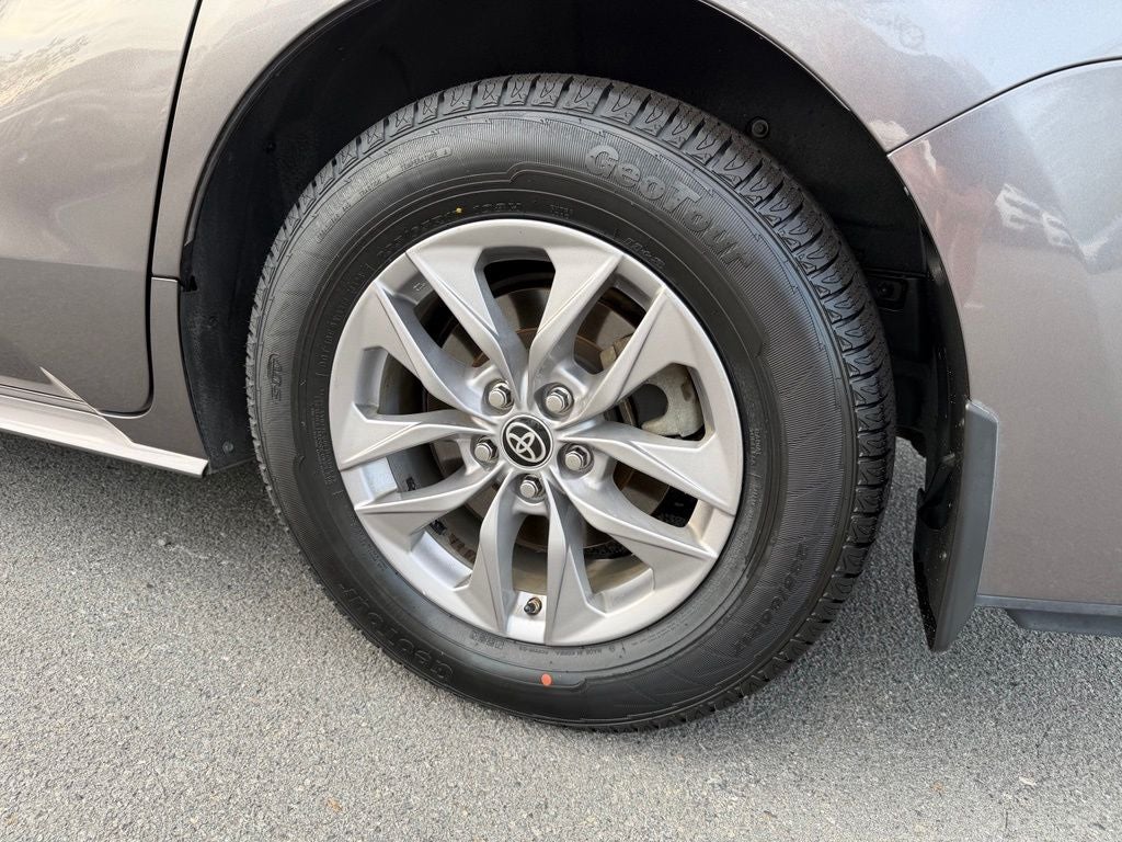 2022 Toyota Sienna LE 8 Passenger