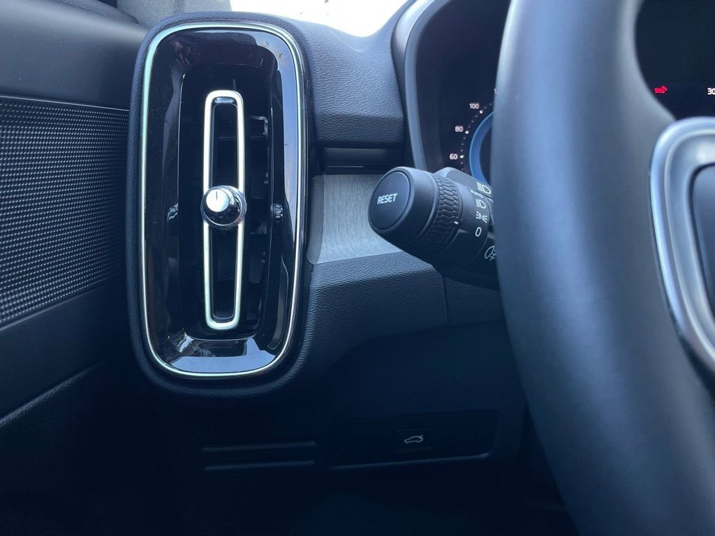 2025 Volvo XC40 Core Bright Theme