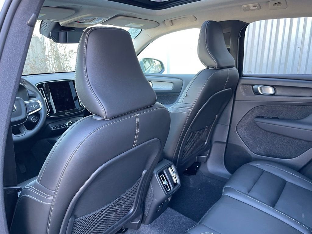 2025 Volvo XC40 Core Bright Theme