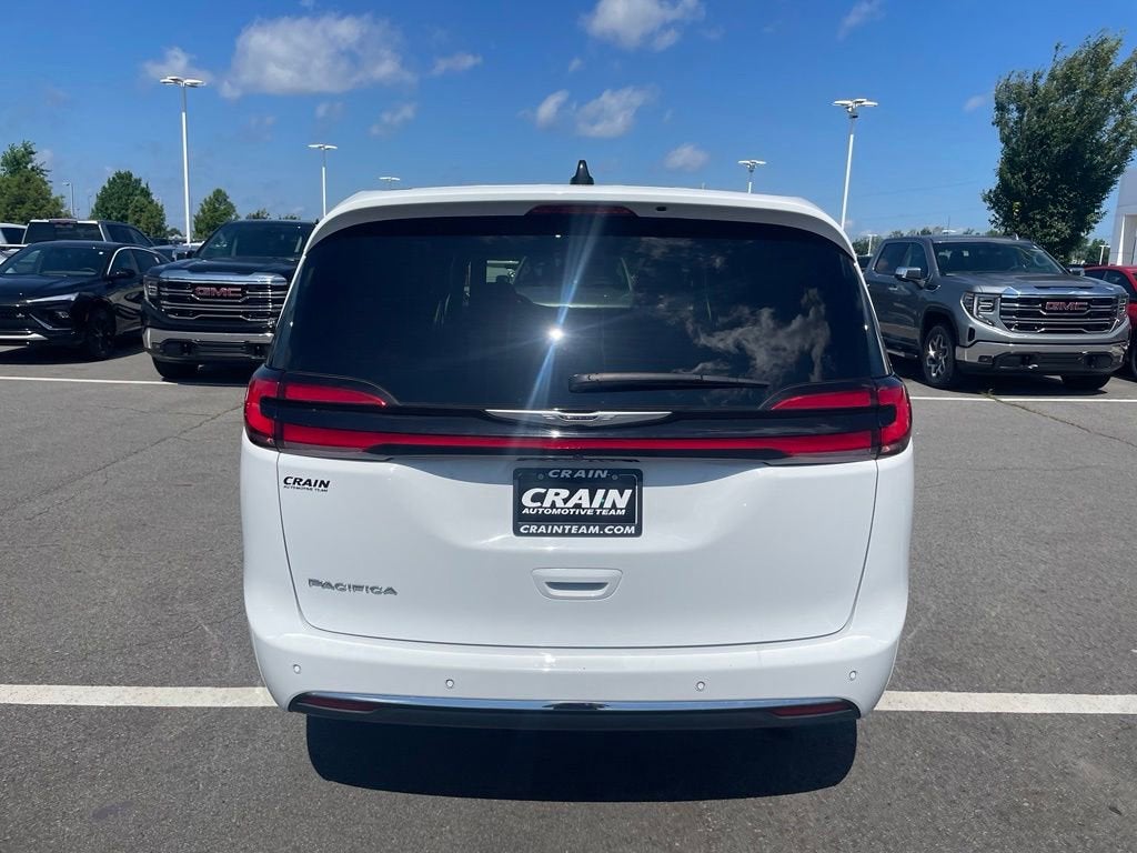 2025 Chrysler Pacifica Select