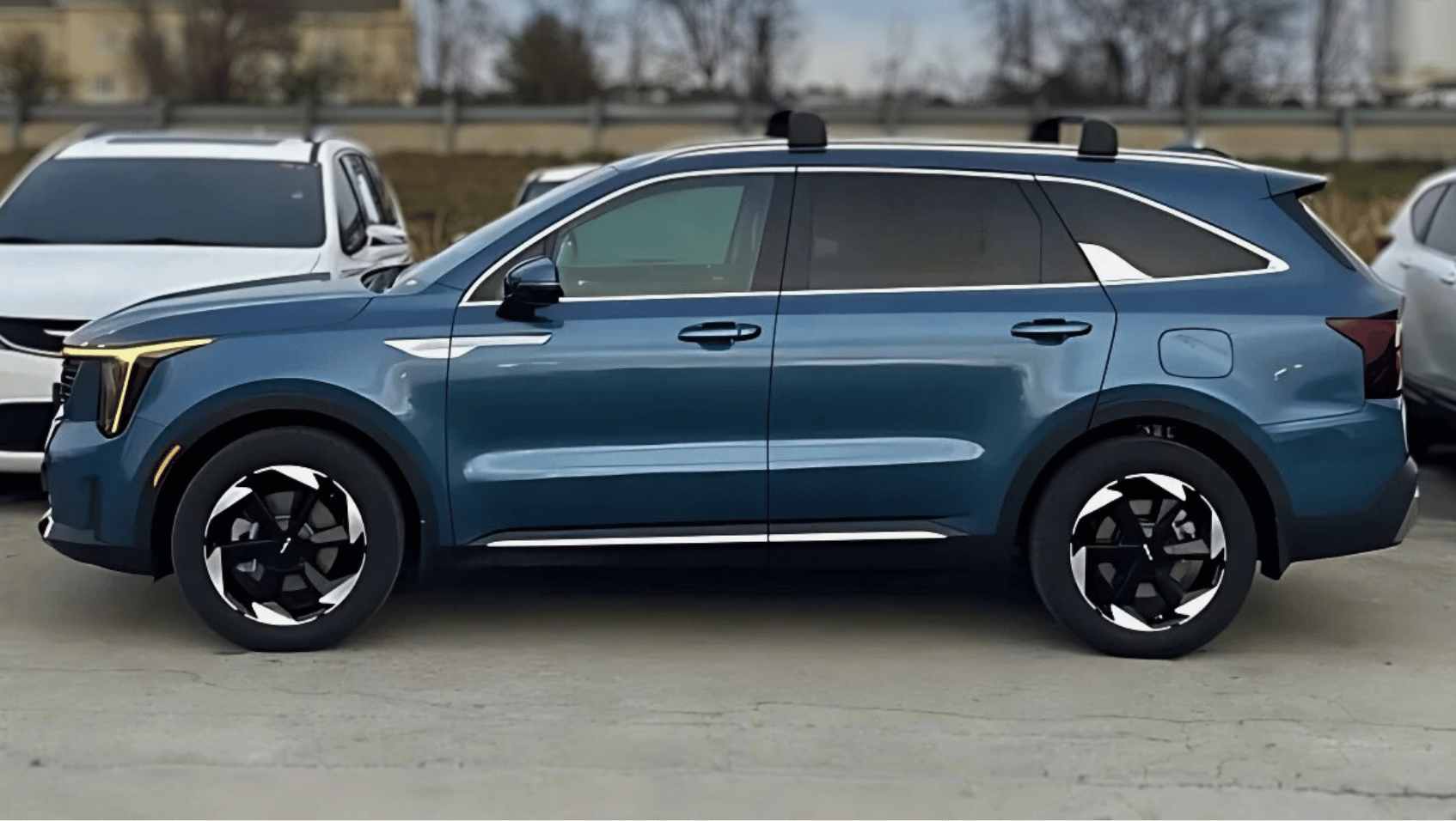 Side View of the 2025 Kia Sorento PHEV